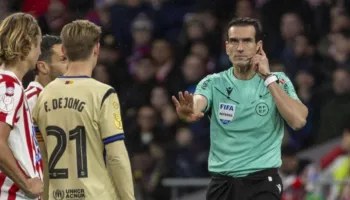De Jong “vjell vrer” ndaj arbitrimit: Nëse ky imazh nuk është IA, e konsideroj skandal