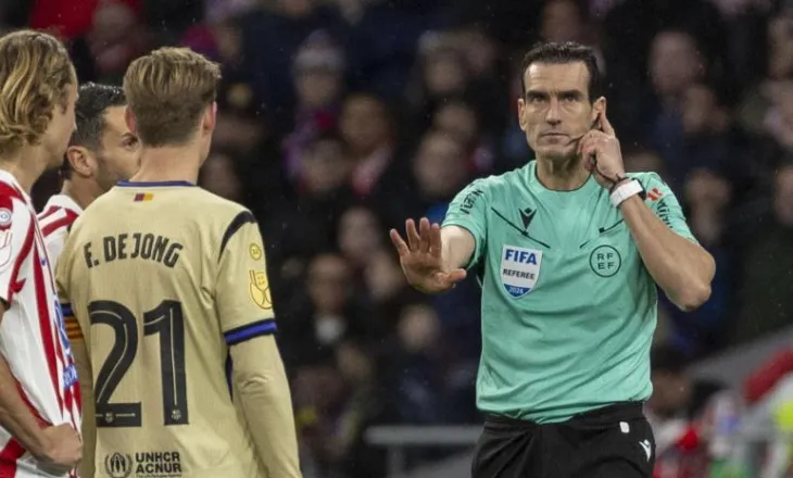 De Jong “vjell vrer” ndaj arbitrimit: Nëse ky imazh nuk është IA, e konsideroj skandal