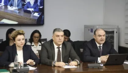 Debat i ashpër në Komision/ Blushi përplaset me Braçen për TVSH-në e ushqimeve: Kërkoni ndjesë pensionistëve për…