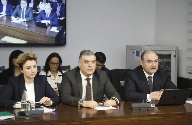 Debat i ashpër në Komision/ Blushi përplaset me Braçen për TVSH-në e ushqimeve: Kërkoni ndjesë pensionistëve për…