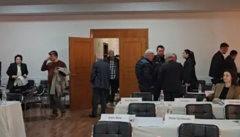 Debate mes anëtarëve në Këshillin Bashkiak Vlorë, ndërpritet mbledhja