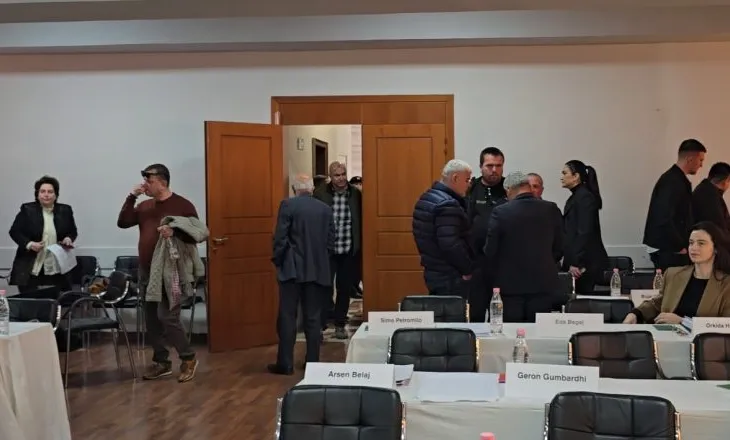 Debate mes anëtarëve në Këshillin Bashkiak Vlorë, ndërpritet mbledhja
