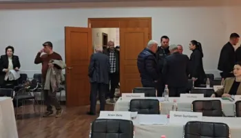 Debate mes anëtarëve në Këshillin Bashkiak Vlorë: Populli të marrë pjesë në seanca, pse i bëni fshehur