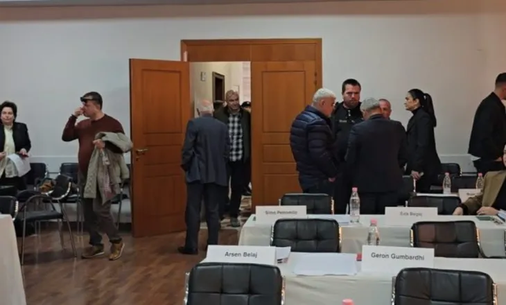 Debate mes anëtarëve në Këshillin Bashkiak Vlorë: Populli të marrë pjesë në seanca, pse i bëni fshehur