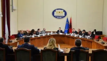 Debate në Këshillin Mandateve/ “Mbledhja të mbahet me dyer të hapura”! Balla-Bardhit: Qesharake, mjerë Shqipëria për këtë opozitë