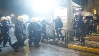 Del video si u godit Bledion Nallbati, deputeti demokrat çohet me urgjencë drejt Traumës, PD: Ka goditje dhe djegie në fytyrë