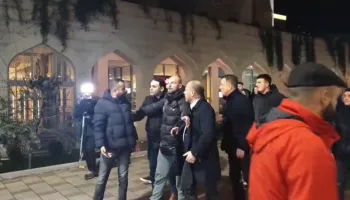 Demokratët përplasen me efektivët, Flamur Noka dhe Xhelal Mziu dhunojnë dy persona: Janë policë civilë