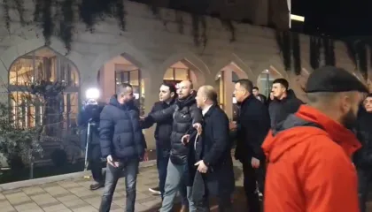 Demokratët përplasen me efektivët, Flamur Noka dhe Xhelal Mziu dhunojnë dy persona: Janë policë civilë