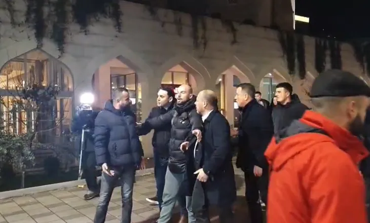 Demokratët përplasen me efektivët, Flamur Noka dhe Xhelal Mziu dhunojnë dy persona: Janë policë civilë