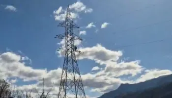 Dëmtimi i aksit Përrenjas-Librazhd/ Stakohet linja e tensionit të lartë, shtylla do të çmontohet pasi po rrëshqet