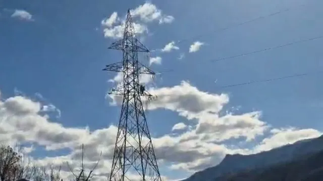 Dëmtimi i aksit Përrenjas-Librazhd/ Stakohet linja e tensionit të lartë, shtylla do të çmontohet pasi po rrëshqet