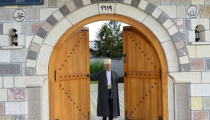 Dënohet në Zvicër “sheh-imami” shqiptar: Luksin e shfrenuar e financoi duke mashtruar me energji kriminale