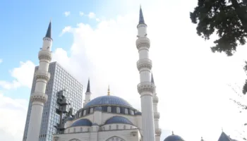 “Dënojmë me vendosmëri incidentin e ndodhur”, KMSH reagon për ngjarjen pranë Xhamisë së Namasgjasë