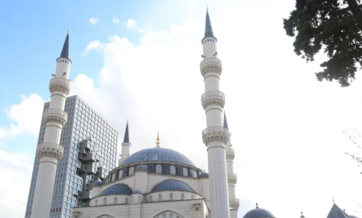 “Dënojmë me vendosmëri incidentin e ndodhur”, KMSH reagon për ngjarjen pranë Xhamisë së Namasgjasë