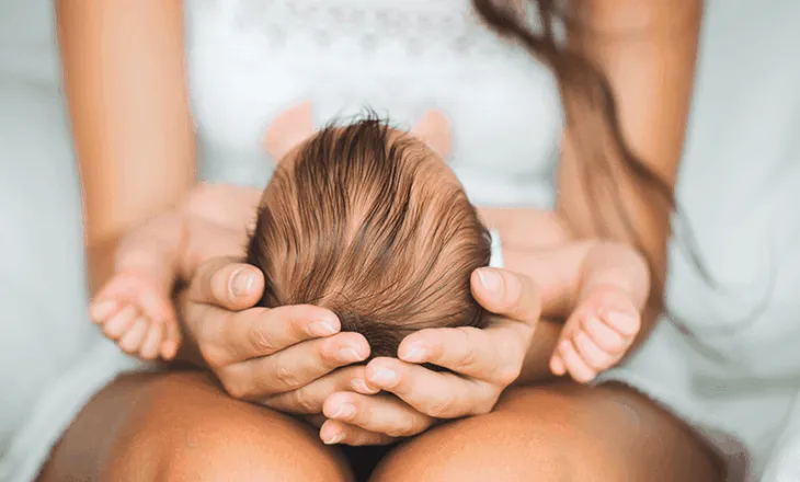 Depresioni pas lindjes, shenjat e para që shfaqen tek nënat lehonë