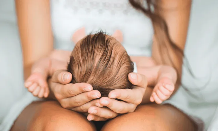 Depresioni pas lindjes, shenjat e para që shfaqen tek nënat