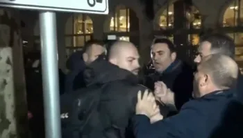 Deputetët e PD rrahin policin e veshur civil