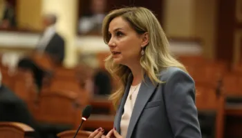 Deputetja Tabaku akuza ministrit Vengu: Duhet të ishit nën hetim, keni “shkëlqyer” në Portin e Durrësit
