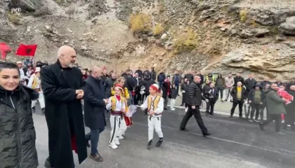 Dervishi: Reshjet zbuluan propagandën e qeverisë, rrugët e reja u shembën me dy pika shiu