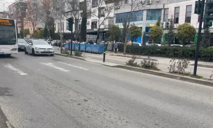 Detaje nga aksidenti që i mori jetën 7-vjeçarit: Fëmija ishte duke lypur, i ranë ca monedha në rrugë…