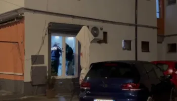 Detaje nga sherri me thikë në Korçë, dyshohet se i plagosuri vodhi banesën e 17-vjeçarit