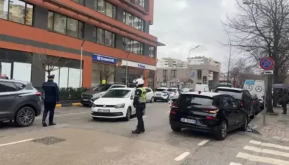 Detaje nga tentativa e grabitjes së “FiBank”, policia: Autori qëlloi në dysheme, por nuk ka të lënduar! Si u arrestua 58-vjeçari