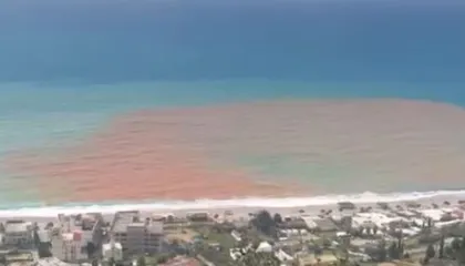 Deti në Dhërmi ngjyroset në kafe, ja cili është shkaku