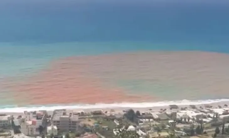 Deti në Dhërmi ngjyroset në kafe, ja cili është shkaku