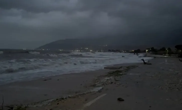 Deti ngrihet mbi 1.5 metra në Orikum për shkak të baticës, përmbyten banesa dhe biznese