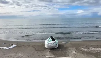 Deti “pushton” plazhin e Kunës, erozioni detar shkatërron shëtitoren në prag të sezonit turistik