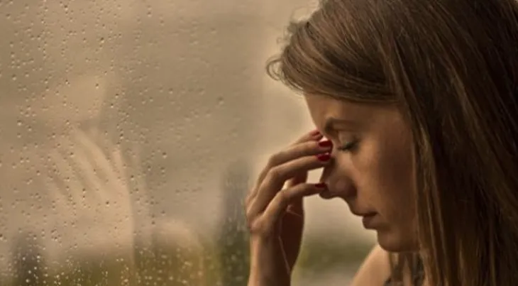 Dhimbja e kokës, 6 shenja që nuk duhet t’i injoroni