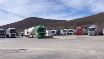 Dhjetëra kamionë të bllokuar në Qafë Thanë, gjendet zgjidhja për mbërritjen e tyre në destinacion