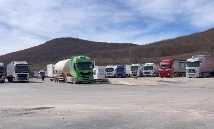 Dhjetëra kamionë të bllokuar në Qafë Thanë, gjendet zgjidhja për mbërritjen e tyre në destinacion