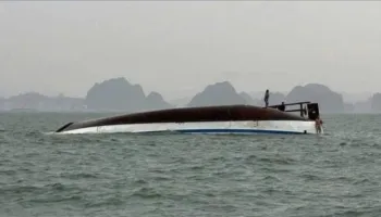 Dhjetëra të vdekur ose të zhdukur pasi varka me emigrantë të parregullt u përmbys në brigjet e Libisë