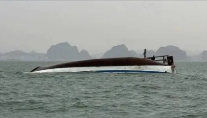 Dhjetëra të vdekur ose të zhdukur pasi varka me emigrantë të parregullt u përmbys në brigjet e Libisë