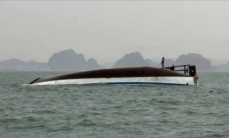 Dhjetëra të vdekur ose të zhdukur pasi varka me emigrantë të parregullt u përmbys në brigjet e Libisë