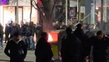 Dhuna në protestë, militantët e Berishës u vënë zjarrin koshave të mbeturinave para Parlamentit