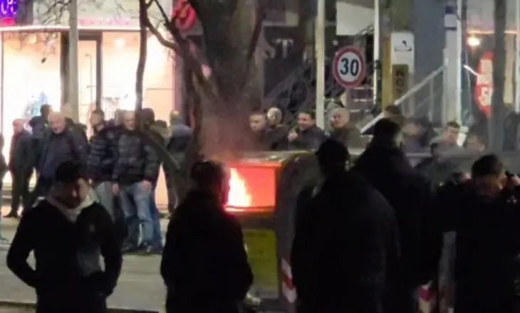 Dhuna në protestë, militantët e Berishës u vënë zjarrin koshave të mbeturinave para Parlamentit