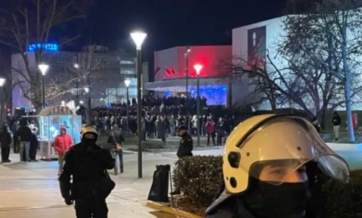 Dhunë në Novi Sad/ Studentët akuzojnë mbështetësit e pushtetit për sulm gjatë protestës