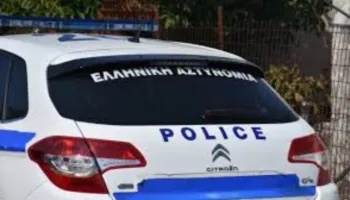 Dhunoi berberin me shkop gome dhe i dëmtoi makinën, vihet në pranga 25-vjeçari shqiptar në Greqi