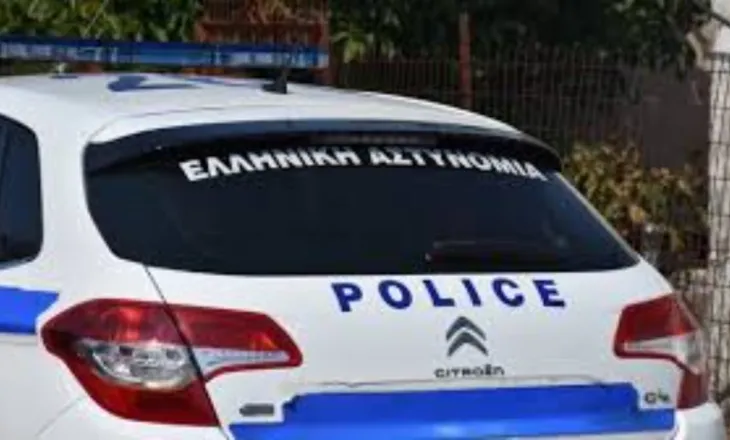 Dhunoi berberin me shkop gome dhe i dëmtoi makinën, vihet në pranga 25-vjeçari shqiptar në Greqi