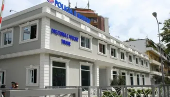 Dhunonte dhe ofendonte nxënësit gjatë mësimit, policia shpall në kërkim mësuesen në Kamëz