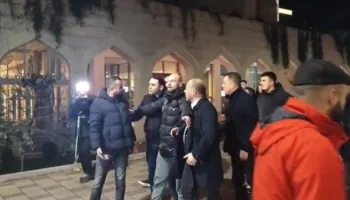Dhunuan një agjent policie dhe një qytetar gjatë protestës, nisin hetimet ndaj Flamur Nokës dhe Xhelal Mziut