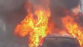 Digjen dy makina në oborrin e një biznesmeni në Ksamil, dyshohet zjarrvënie e qëllimshme