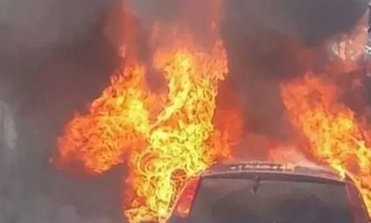 Digjen dy makina në oborrin e një biznesmeni në Ksamil, dyshohet zjarrvënie e qëllimshme