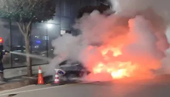 Digjet një automjet gjatë natës në Pogradec