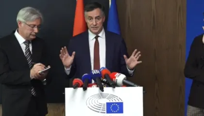 Dikur negociator i opozitës për ndërmjetësimin me Ramën, David McAllister shmang kreun e PD: Nuk e takoj Berishën, bisedova me Tabakun, Vokshin e Bardhin