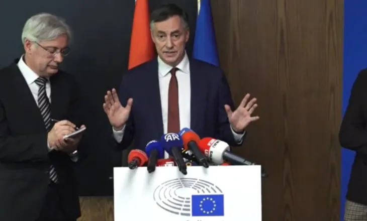 Dikur negociator i opozitës për ndërmjetësimin me Ramën, David McAllister shmang kreun e PD: Nuk e takoj Berishën, bisedova me Tabakun, Vokshin e Bardhin