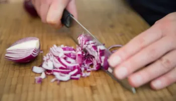 Disa mënyra për të prerë qepët pa ju lotuar sytë