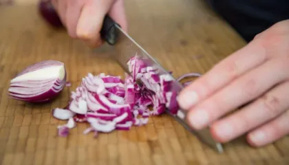 Disa mënyra për të prerë qepët pa ju lotuar sytë